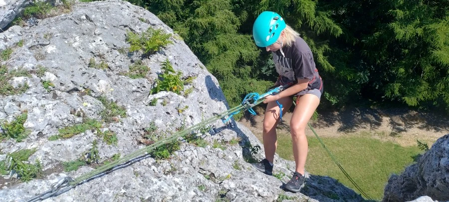 Rozpoczęcie kursu. Podzamcze. Zjazd w wysokim przyrządzie Fot. Maciej Bedrejczuk