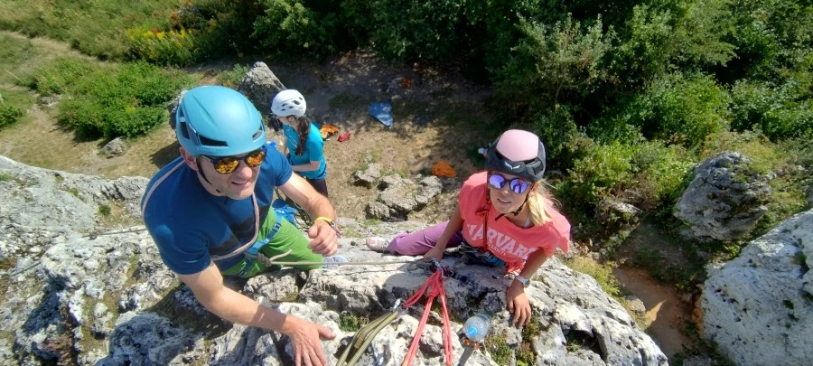 Pełny kurs wspinaczki skalnej PZA. Pierwszy dzień nauki asekuracji tradycyjnej, Rzędkowice Fot. Maciej Bedrejczuk
