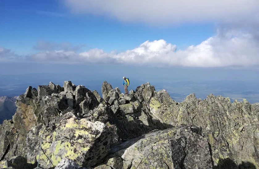 wspinacz na grani podczas letniego kursu turystyki górskiej