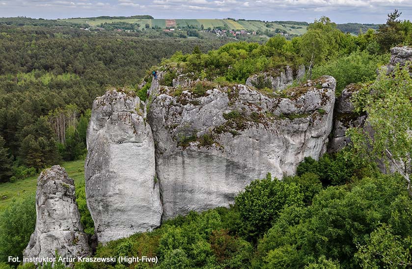 widok z daleka na zespół wspinaczkowy