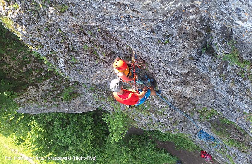 na stanowisku pośrednim podczas wspinania na drogach wielowyciągowych